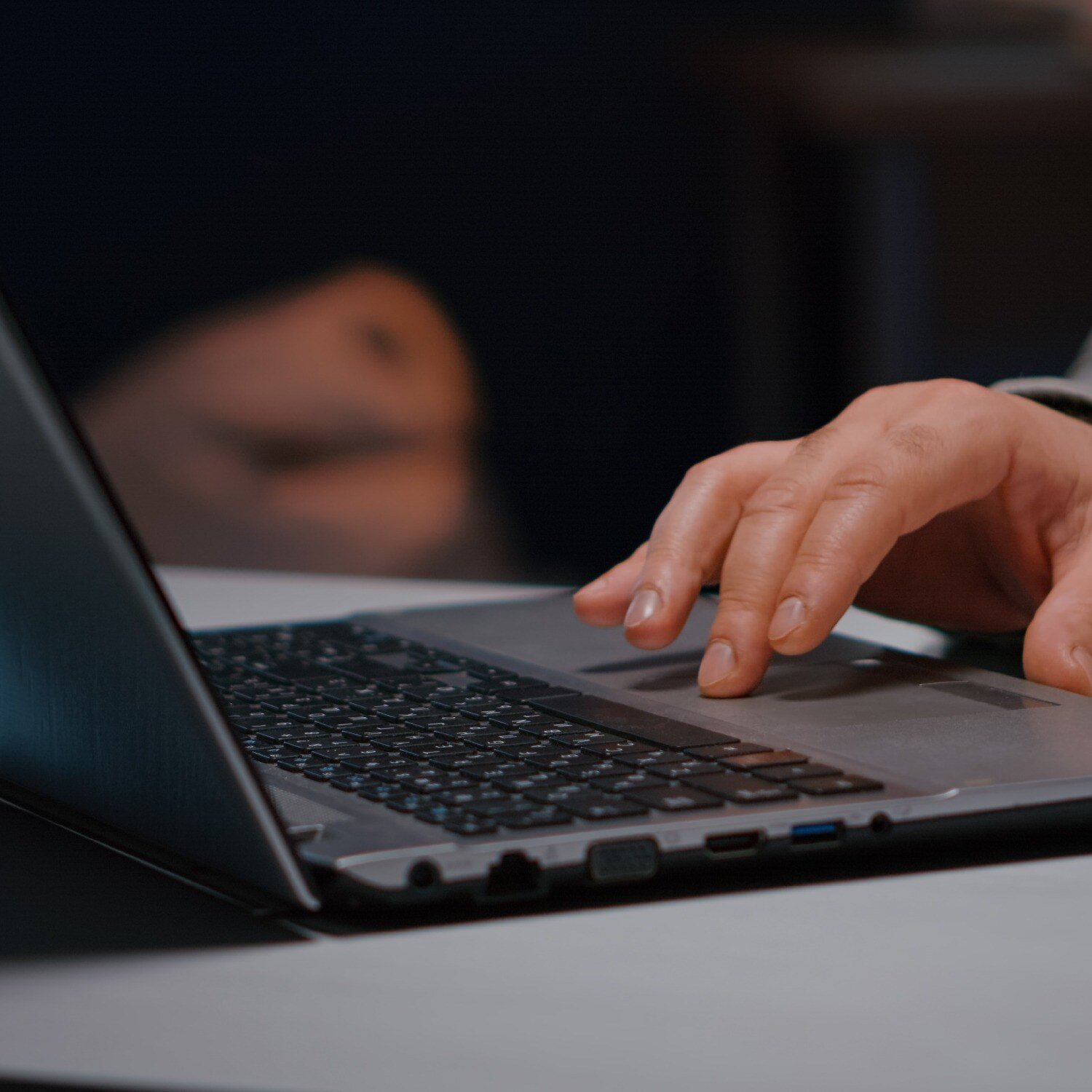 man_laptop_hand_closeup