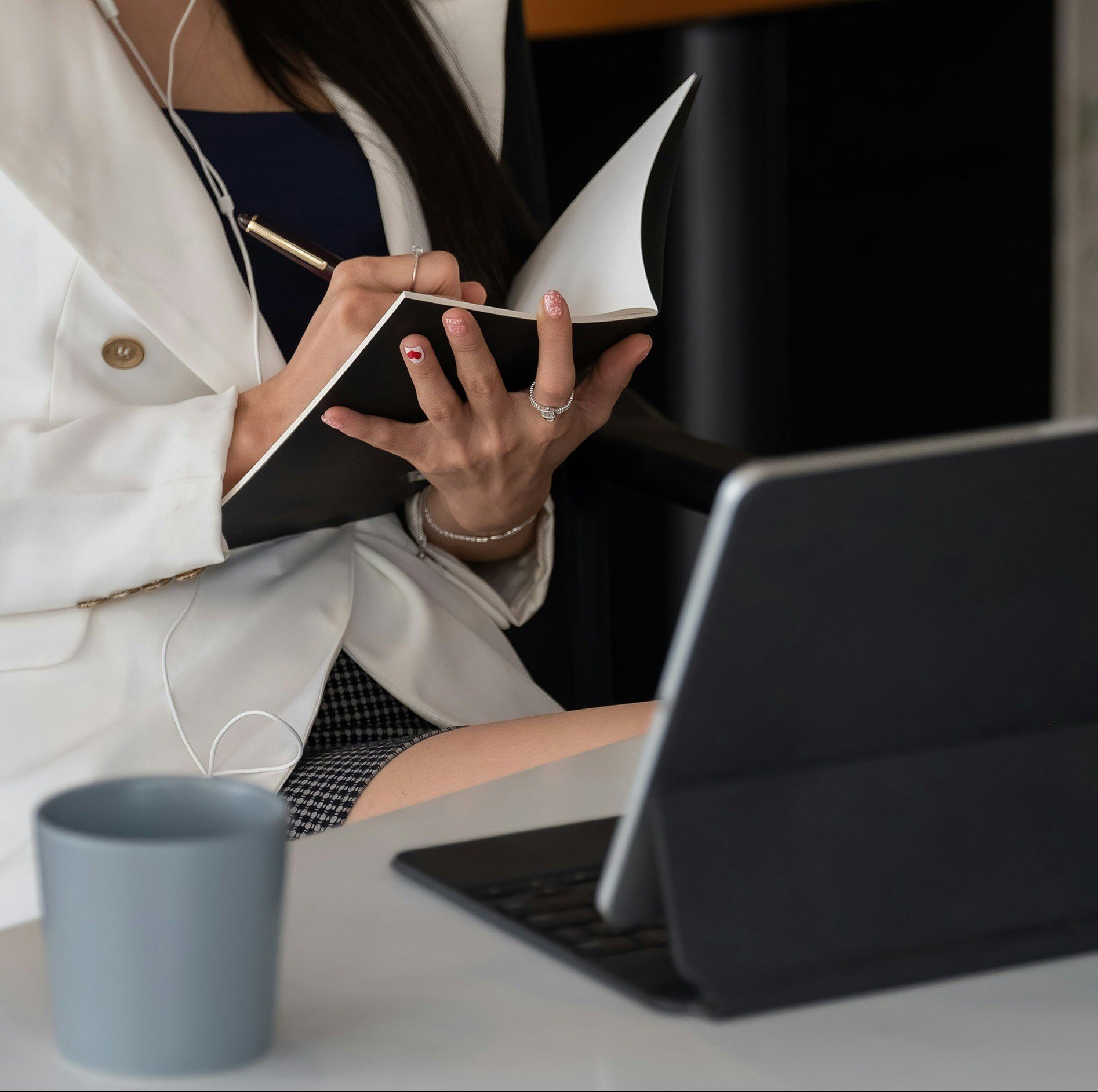 monitoring_computer_woman_laptop