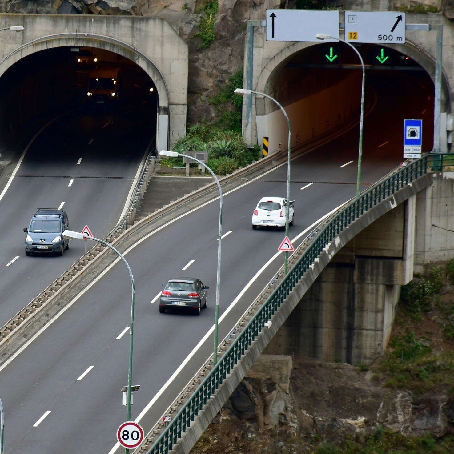 tunnel road traffic